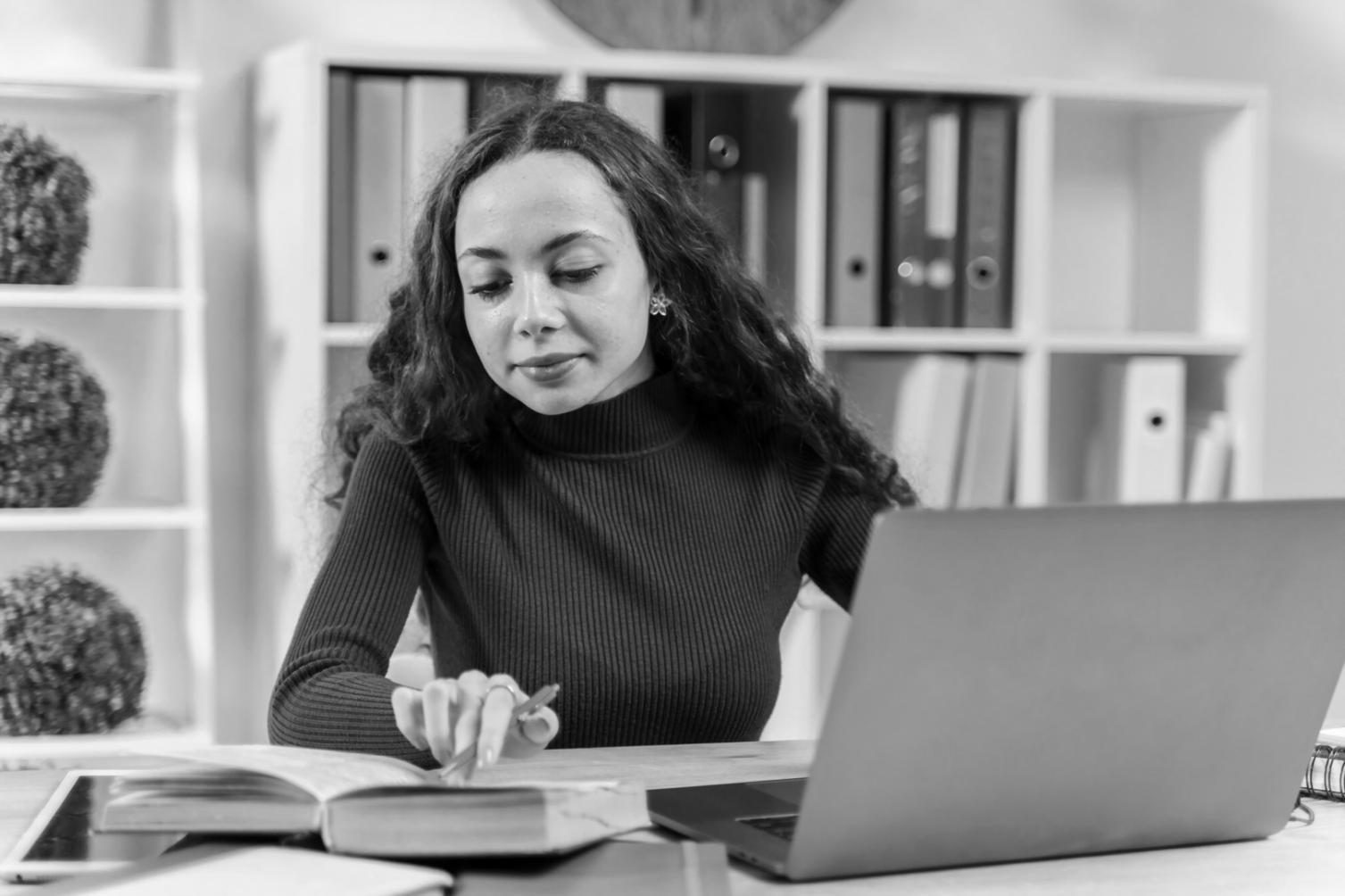 Finanzplanung am Arbeitsplatz mit Dokumenten und Laptop
