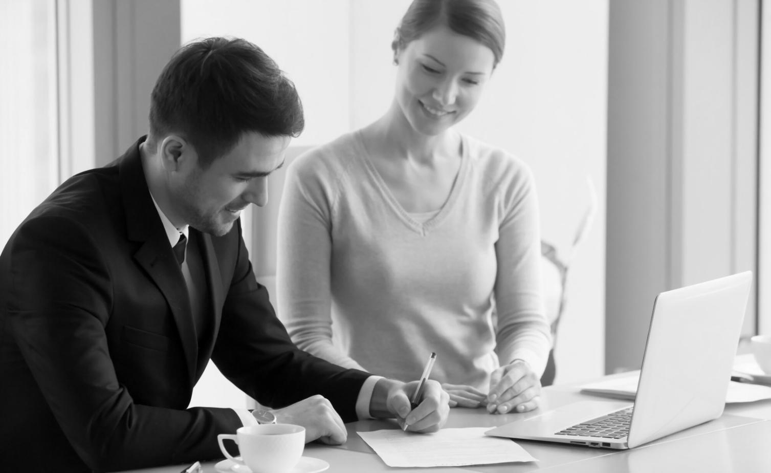 Finanzexperten bei der Analyse von Marktdaten und Investitionsstrategien